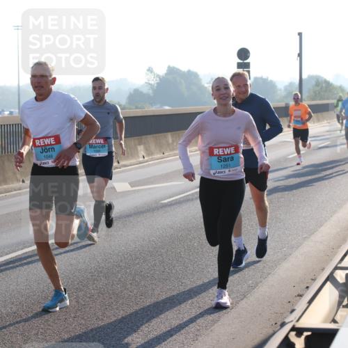 03.10.2025 - Köhlbrandbrückenlauf Lena Gebhardt http://msf.ph/oto/9052060 03.10.2025 09:15:05 Position 1 1069, 1048, 1251 meine-sportfotos.de
