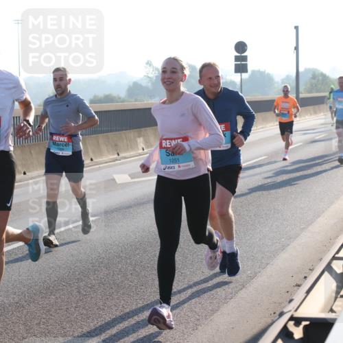 03.10.2025 - Köhlbrandbrückenlauf Lena Gebhardt http://msf.ph/oto/9052064 03.10.2025 09:15:05 Position 1 1048, 1069, 1251 meine-sportfotos.de