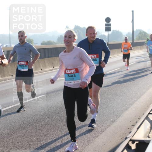 03.10.2025 - Köhlbrandbrückenlauf Lena Gebhardt http://msf.ph/oto/9052079 03.10.2025 09:15:05 Position 1 1048, 1069, 1251 meine-sportfotos.de