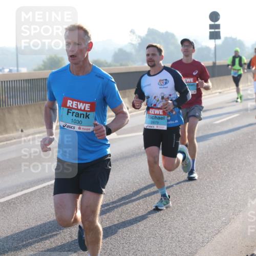 03.10.2025 - Köhlbrandbrückenlauf Lena Gebhardt http://msf.ph/oto/9052227 03.10.2025 09:15:09 Position 1 3, 1030, 2879 meine-sportfotos.de