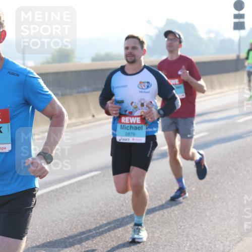 03.10.2025 - Köhlbrandbrückenlauf Lena Gebhardt http://msf.ph/oto/9052241 03.10.2025 09:15:10 Position 1 1030, 2879 meine-sportfotos.de