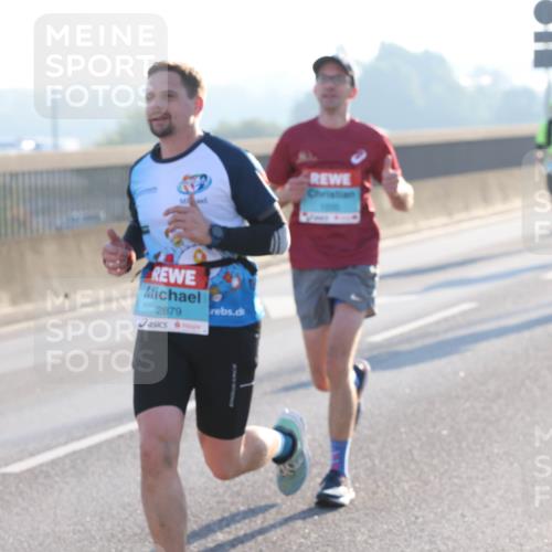 03.10.2025 - Köhlbrandbrückenlauf Lena Gebhardt http://msf.ph/oto/9052247 03.10.2025 09:15:10 Position 1 2879 meine-sportfotos.de