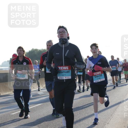 03.10.2025 - Köhlbrandbrückenlauf Jannik Wohlers http://msf.ph/oto/9052304 03.10.2025 09:19:22 Position 3 3406, 3407, 1871, 3196 meine-sportfotos.de