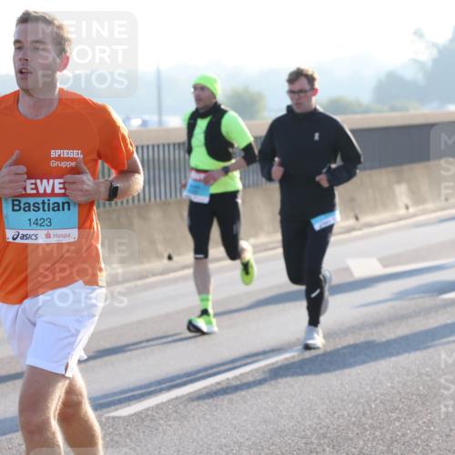 03.10.2025 - Köhlbrandbrückenlauf Lena Gebhardt http://msf.ph/oto/9052340 03.10.2025 09:15:14 Position 1 1423 meine-sportfotos.de