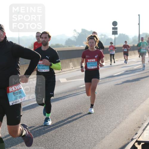 03.10.2025 - Köhlbrandbrückenlauf Lena Gebhardt http://msf.ph/oto/9052952 03.10.2025 09:15:34 Position 1 2709, 1224, 3376 meine-sportfotos.de