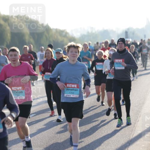 03.10.2025 - Köhlbrandbrückenlauf Jannik Wohlers http://msf.ph/oto/9053003 03.10.2025 09:19:45 Position 3 1755, 1601, 1753, 2323 meine-sportfotos.de