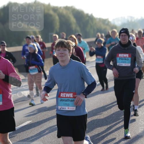03.10.2025 - Köhlbrandbrückenlauf Jannik Wohlers http://msf.ph/oto/9053034 03.10.2025 09:19:47 Position 3 1755, 1753, 2323 meine-sportfotos.de