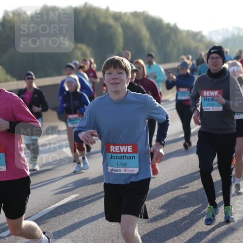 03.10.2025 - Köhlbrandbrückenlauf Jannik Wohlers http://msf.ph/oto/9053043 03.10.2025 09:19:47 Position 3 24, 1755, 1753, 2323 meine-sportfotos.de