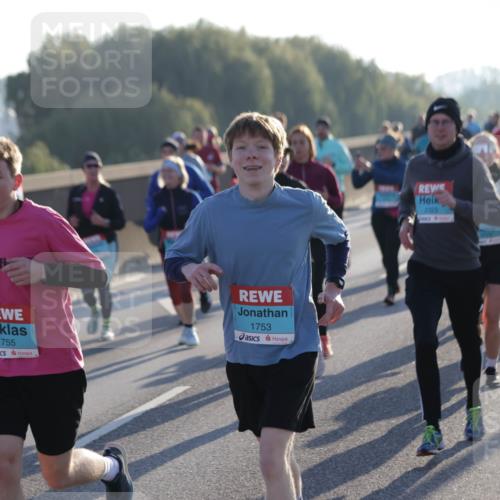 03.10.2025 - Köhlbrandbrückenlauf Jannik Wohlers http://msf.ph/oto/9053049 03.10.2025 09:19:47 Position 3 1124, 1755, 1753, 2323 meine-sportfotos.de