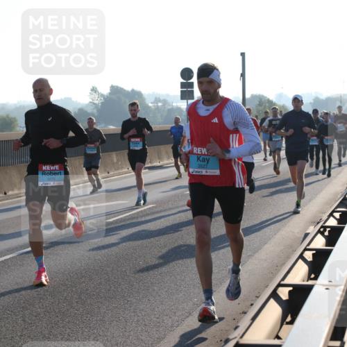 03.10.2025 - Köhlbrandbrückenlauf Lena Gebhardt http://msf.ph/oto/9053133 03.10.2025 09:15:41 Position 1 3270, 3527 meine-sportfotos.de