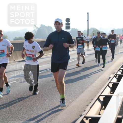 03.10.2025 - Köhlbrandbrückenlauf Lena Gebhardt http://msf.ph/oto/9053210 03.10.2025 09:15:44 Position 1 3338, 24, 1112 meine-sportfotos.de