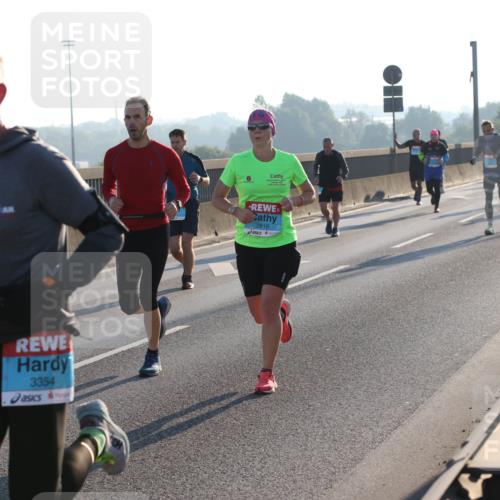 03.10.2025 - Köhlbrandbrückenlauf Lena Gebhardt http://msf.ph/oto/9053518 03.10.2025 09:16:06 Position 1 2820, 3354, 2819 meine-sportfotos.de