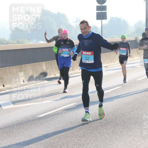 03.10.2025 - Köhlbrandbrückenlauf Lena Gebhardt http://msf.ph/oto/9053583 03.10.2025 09:16:09 Position 1 50, 3836 meine-sportfotos.de