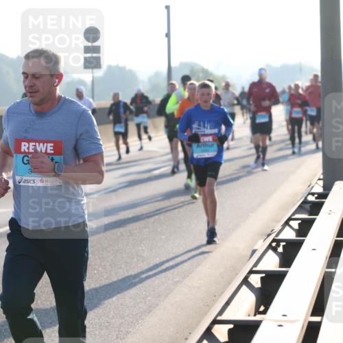 03.10.2025 - Köhlbrandbrückenlauf Lena Gebhardt http://msf.ph/oto/9053743 03.10.2025 09:16:14 Position 1 3 meine-sportfotos.de