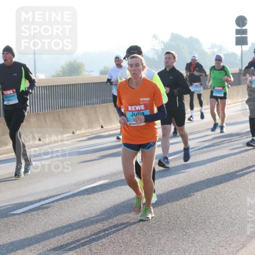 03.10.2025 - Köhlbrandbrückenlauf Lena Gebhardt http://msf.ph/oto/9053891 03.10.2025 09:16:17 Position 1  meine-sportfotos.de