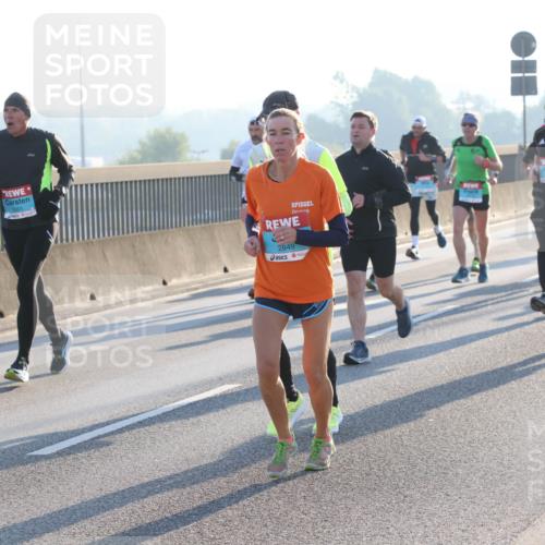 03.10.2025 - Köhlbrandbrückenlauf Lena Gebhardt http://msf.ph/oto/9053895 03.10.2025 09:16:17 Position 1 3301, 2849 meine-sportfotos.de