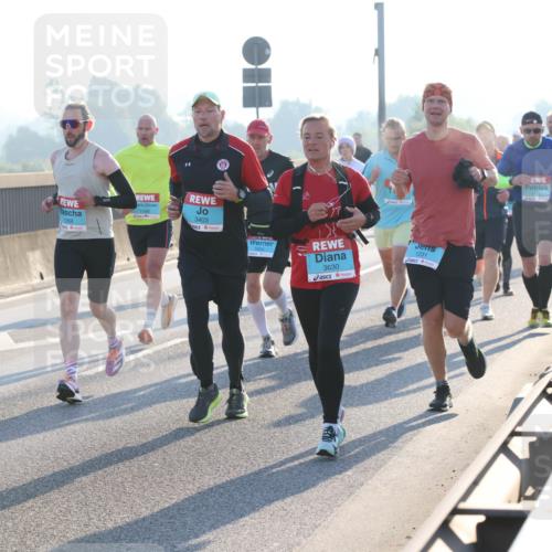 03.10.2025 - Köhlbrandbrückenlauf Lena Gebhardt http://msf.ph/oto/9053985 03.10.2025 09:16:21 Position 1 1269, 3403, 3630, 1231 meine-sportfotos.de