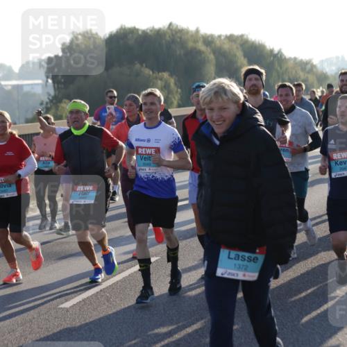 03.10.2025 - Köhlbrandbrückenlauf Jannik Wohlers http://msf.ph/oto/9054152 03.10.2025 09:20:11 Position 3 3487, 2687, 3049, 1372, 3047, 1588 meine-sportfotos.de
