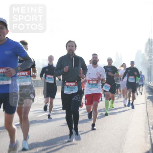 03.10.2025 - Köhlbrandbrückenlauf Jannik Wohlers http://msf.ph/oto/9054771 03.10.2025 09:12:35 Position 3 3008, 3618, 1184, 00 meine-sportfotos.de