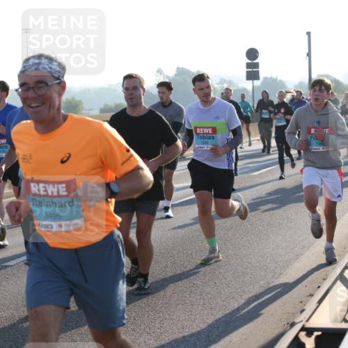 03.10.2025 - Köhlbrandbrückenlauf Lena Gebhardt http://msf.ph/oto/9055016 03.10.2025 09:16:46 Position 1 2961, 3, 3181, 3495, 1226, 1396 meine-sportfotos.de