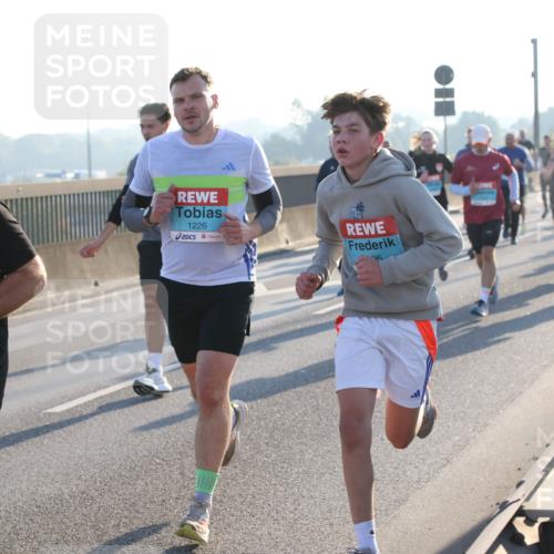 03.10.2025 - Köhlbrandbrückenlauf Lena Gebhardt http://msf.ph/oto/9055065 03.10.2025 09:16:47 Position 1 1146, 1226 meine-sportfotos.de