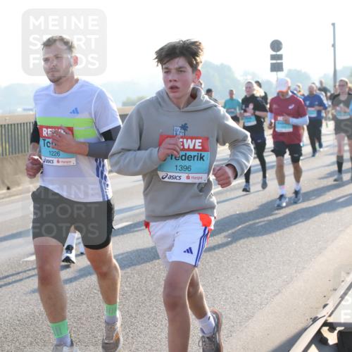 03.10.2025 - Köhlbrandbrückenlauf Lena Gebhardt http://msf.ph/oto/9055076 03.10.2025 09:16:47 Position 1 1226, 1396 meine-sportfotos.de