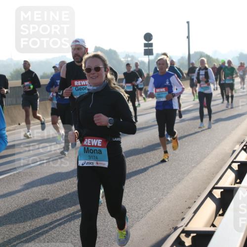 03.10.2025 - Köhlbrandbrückenlauf Lena Gebhardt http://msf.ph/oto/9055215 03.10.2025 09:16:51 Position 1 15, 2777, 3317, 3174 meine-sportfotos.de
