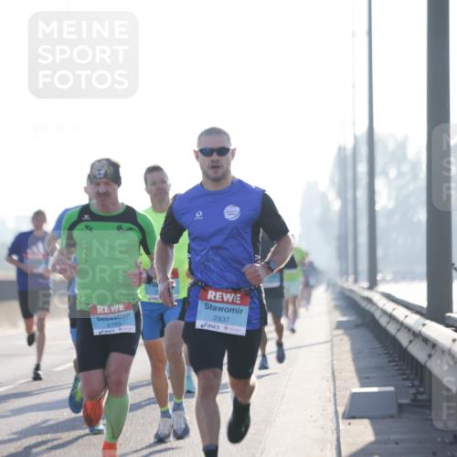 03.10.2025 - Köhlbrandbrückenlauf Jannik Wohlers http://msf.ph/oto/9055314 03.10.2025 09:12:48 Position 3 33, 2703, 2937 meine-sportfotos.de