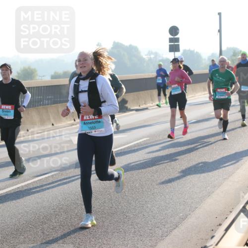 03.10.2025 - Köhlbrandbrückenlauf Lena Gebhardt http://msf.ph/oto/9055326 03.10.2025 09:16:54 Position 1 1043, 1553 meine-sportfotos.de