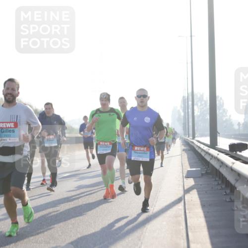 03.10.2025 - Köhlbrandbrückenlauf Jannik Wohlers http://msf.ph/oto/9055328 03.10.2025 09:12:48 Position 3 2933, 2937 meine-sportfotos.de