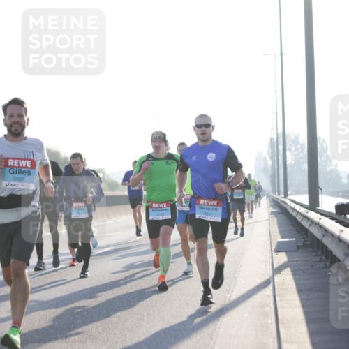 03.10.2025 - Köhlbrandbrückenlauf Jannik Wohlers http://msf.ph/oto/9055341 03.10.2025 09:12:49 Position 3 2933, 2703, 2937 meine-sportfotos.de