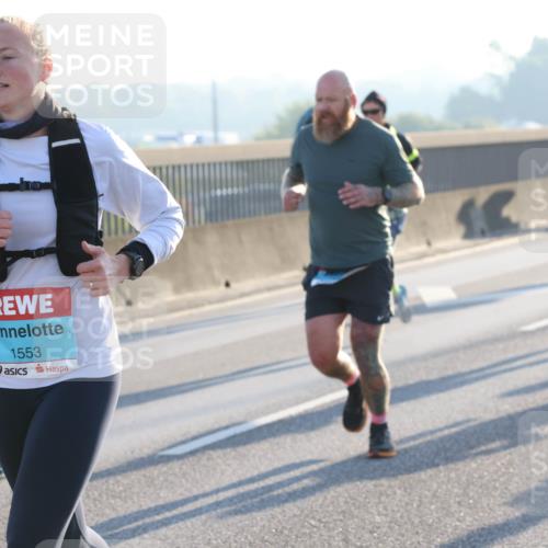 03.10.2025 - Köhlbrandbrückenlauf Lena Gebhardt http://msf.ph/oto/9055365 03.10.2025 09:16:55 Position 1 1553 meine-sportfotos.de