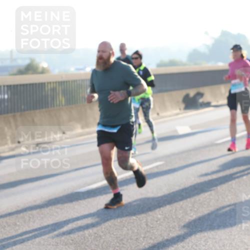 03.10.2025 - Köhlbrandbrückenlauf Lena Gebhardt http://msf.ph/oto/9055385 03.10.2025 09:16:55 Position 1  meine-sportfotos.de
