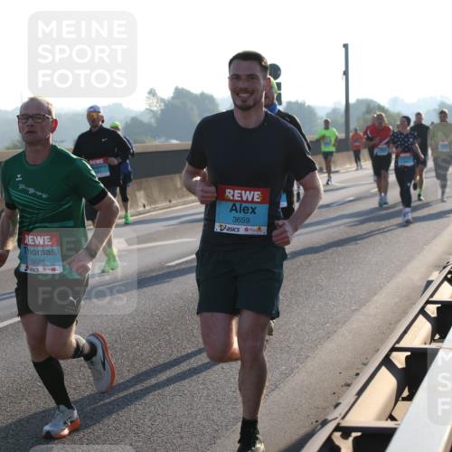 03.10.2025 - Köhlbrandbrückenlauf Lena Gebhardt http://msf.ph/oto/9055475 03.10.2025 09:16:57 Position 1 123, 3658, 3659 meine-sportfotos.de