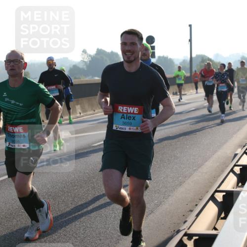 03.10.2025 - Köhlbrandbrückenlauf Lena Gebhardt http://msf.ph/oto/9055482 03.10.2025 09:16:57 Position 1 3658, 881, 3659 meine-sportfotos.de