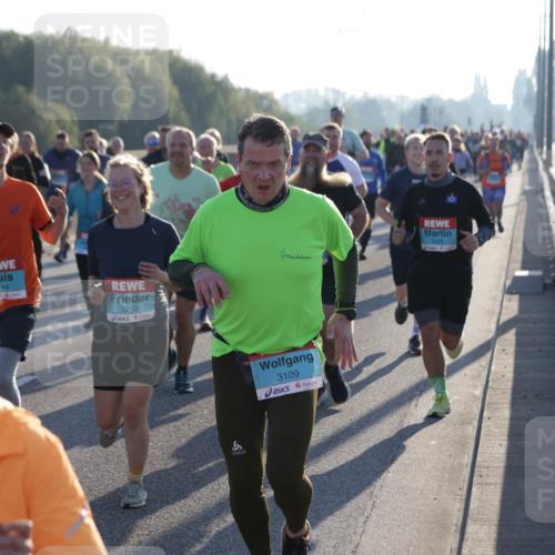 03.10.2025 - Köhlbrandbrückenlauf Jannik Wohlers http://msf.ph/oto/9055485 03.10.2025 09:20:36 Position 3 14, 3213, 6, 3109, 1525 meine-sportfotos.de