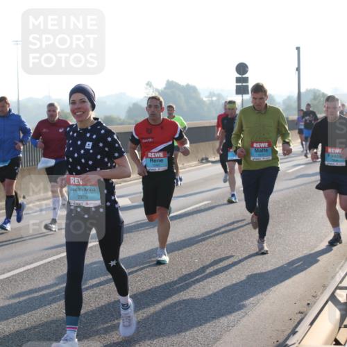 03.10.2025 - Köhlbrandbrückenlauf Lena Gebhardt http://msf.ph/oto/9055517 03.10.2025 09:17:02 Position 1 2979, 1297, 1517 meine-sportfotos.de