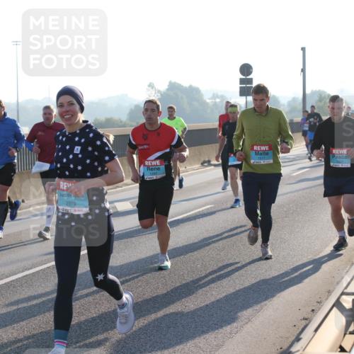 03.10.2025 - Köhlbrandbrückenlauf Lena Gebhardt http://msf.ph/oto/9055522 03.10.2025 09:17:02 Position 1 2979, 1297, 1517, 1504 meine-sportfotos.de