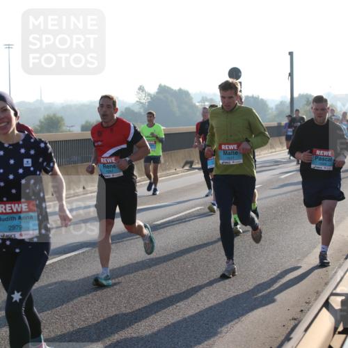 03.10.2025 - Köhlbrandbrückenlauf Lena Gebhardt http://msf.ph/oto/9055526 03.10.2025 09:17:02 Position 1 2979, 1297, 1517, 1504 meine-sportfotos.de