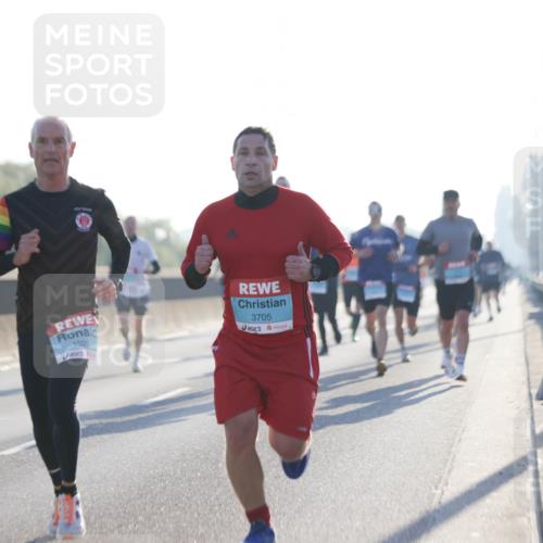 03.10.2025 - Köhlbrandbrückenlauf Jannik Wohlers http://msf.ph/oto/9056009 03.10.2025 09:13:02 Position 3 1020, 3705 meine-sportfotos.de
