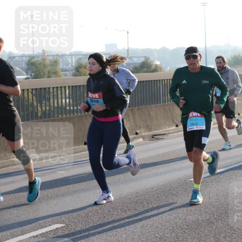03.10.2025 - Köhlbrandbrückenlauf Lena Gebhardt http://msf.ph/oto/9056079 03.10.2025 09:17:19 Position 1 1457, 1045, 50, 3812 meine-sportfotos.de