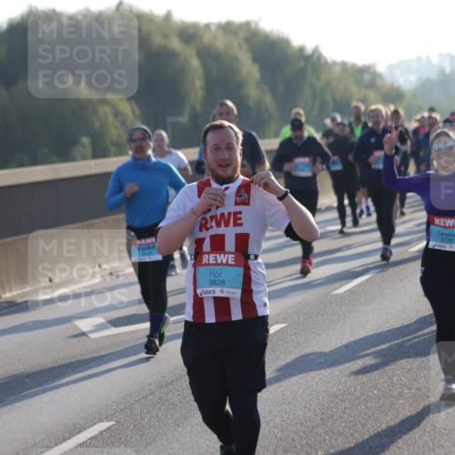 03.10.2025 - Köhlbrandbrückenlauf Jannik Wohlers http://msf.ph/oto/9056269 03.10.2025 09:20:53 Position 3 3828, 3726 meine-sportfotos.de