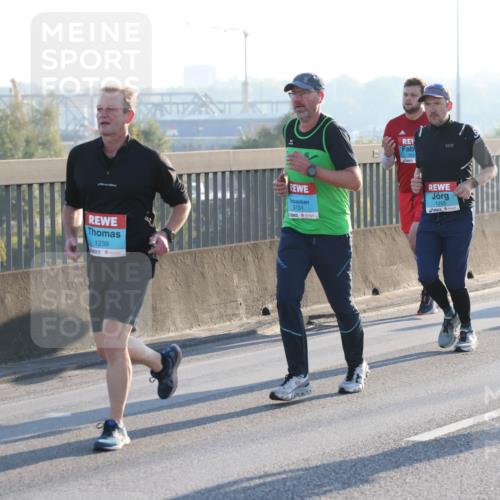 03.10.2025 - Köhlbrandbrückenlauf Lena Gebhardt http://msf.ph/oto/9056315 03.10.2025 09:17:25 Position 1 1239, 3731, 352, 1255 meine-sportfotos.de