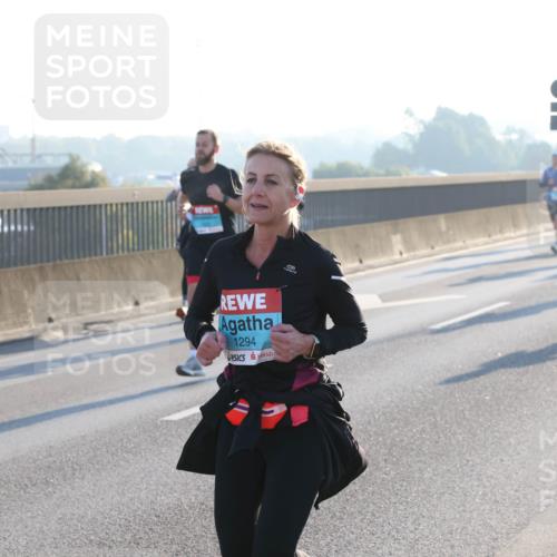 03.10.2025 - Köhlbrandbrückenlauf Lena Gebhardt http://msf.ph/oto/9056577 03.10.2025 09:17:32 Position 1 1294 meine-sportfotos.de