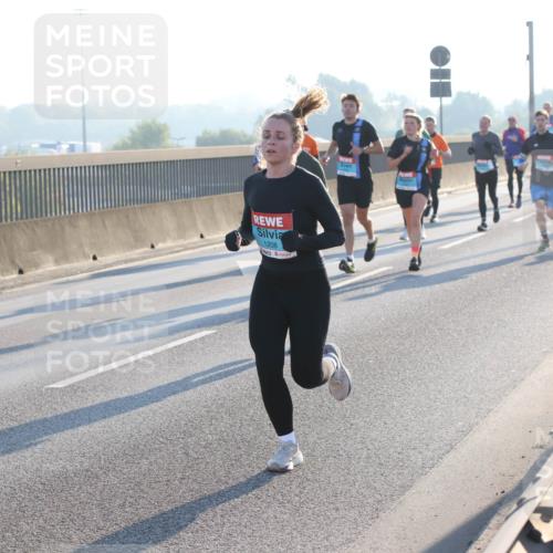 03.10.2025 - Köhlbrandbrückenlauf Lena Gebhardt http://msf.ph/oto/9056698 03.10.2025 09:17:35 Position 1 1208 meine-sportfotos.de