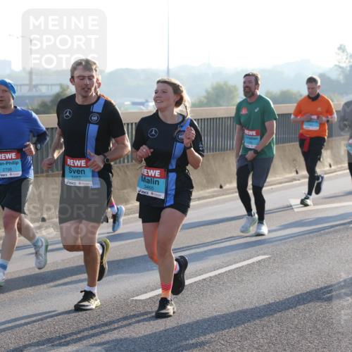 03.10.2025 - Köhlbrandbrückenlauf Lena Gebhardt http://msf.ph/oto/9056791 03.10.2025 09:17:38 Position 1 2798, 3462, 3465, 1316 meine-sportfotos.de