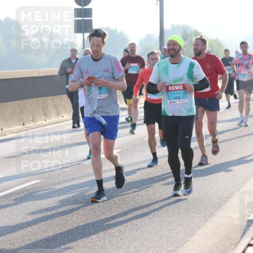 03.10.2025 - Köhlbrandbrückenlauf Lena Gebhardt http://msf.ph/oto/9057003 03.10.2025 09:17:45 Position 1 3806 meine-sportfotos.de