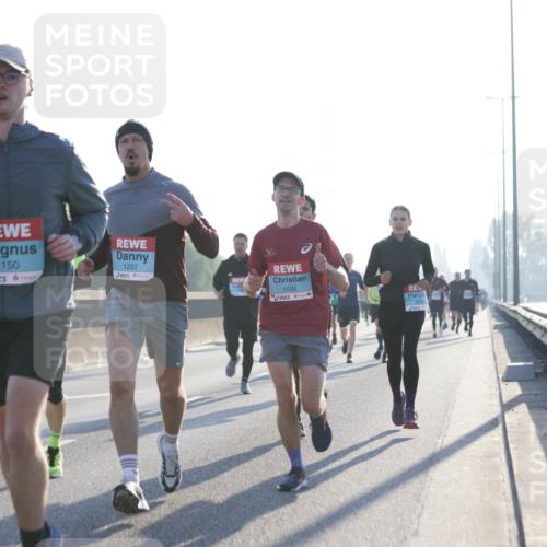 03.10.2025 - Köhlbrandbrückenlauf Jannik Wohlers http://msf.ph/oto/9057112 03.10.2025 09:13:29 Position 3 1150, 1237, 1035 meine-sportfotos.de