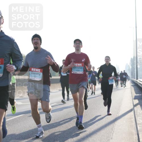 03.10.2025 - Köhlbrandbrückenlauf Jannik Wohlers http://msf.ph/oto/9057128 03.10.2025 09:13:29 Position 3 1150, 1237, 1035 meine-sportfotos.de
