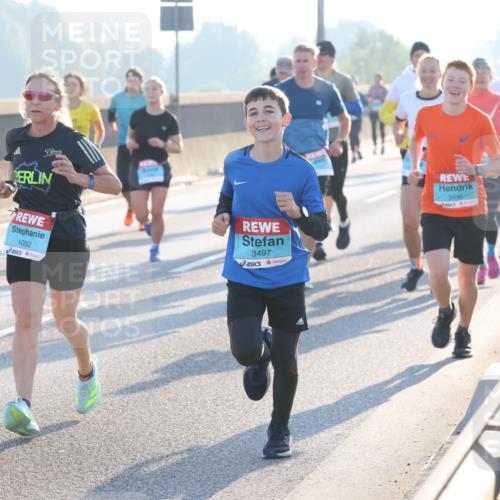 03.10.2025 - Köhlbrandbrückenlauf Lena Gebhardt http://msf.ph/oto/9057457 03.10.2025 09:17:59 Position 1 50, 1092, 3497, 3496 meine-sportfotos.de